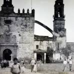 Entrada a la Iglesia de San Bernardino de Siena Xochimilco (1956) Ciudad de México.