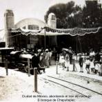 Ciudad de México, abordando el tren de ninos en El bosque de Chapultepec.