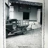 Escena callejera Oficina de Lacompania de telefonos Ericson de Taxco, Guerrero ( 1940 ).