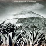 Piramide de Teotihuacan Por el fotografo Hugo Brehme.