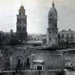 Las torres de la parroquia y Panacio Municipal por el fotografo Walter E. Hadsell.