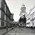 La Catedral y Palacio Nacional visto desde la calle de Moneda.