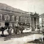 A un costado de la Plaza Independencia.