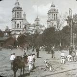 Empedrando el Zocalo y La Catedral al fondo Ciudad de México