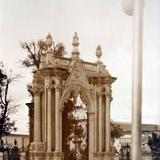 Puerta sur y atrio de La Parroquia.