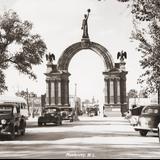 Calle Pino Suárez y Arco de la Independencia