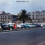 A un costada delSagrario El Zocalo Ciudad de México 1957 .