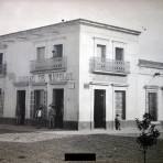 Escena callejera: Tienda Ciudad de Nápoles, atendida por su propietario Juan Robles