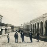 Hombres posando junto a los portales (1908)