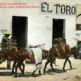 Arrieros frente a una pulquería llamada El Toro