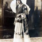 Tipos Mexicanos Una hermosa Tehuana en traje tipico. ( Circulada el 6 de Junio de 1928 ).
