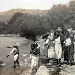 Damitas Jalicienses cargando agua ( Circulada el 17 de Agosto de 1925 ).