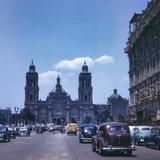 Avenida 20 de Noviembre, con vista al Zócalo y Catedral (1946)