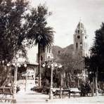 La Plaza  de Guaymas por el fotografon Thurston Hopinks..