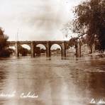 Aspecto del puente Cabadas y lavanderas en la orilla del rio La Piedad, Michoacán.