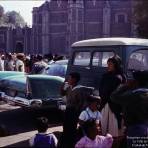 Peregrinos cruzando la calle en  La Villa de Guadalupe Ciudad de México 1964