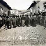 Manifestaciones politicas en Apatzingán, Michoacán ( Fechada el 18 de Abril de 1944 ).