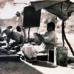 Tipos Mexicanos hechando tortillas.