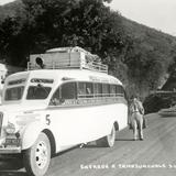 Autobús México - Ciudad Victoria, en la entrada a Tamazunchale (circa 1935)