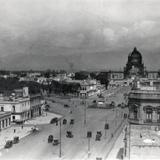 Vista de Avenida Juárez hacia el monumento a Carlos IV, con el Palacio Legislativo en construcción