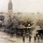 La Plaza de Armas con nieve en los arboles.