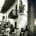 Escena callejera por el fotografo Hugo Brehme. - Taxco, Guerrero