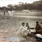 Tipos Mexicanos lavando en el Rio Tehuantepec por el Fotógrafo Charles B. Waite.