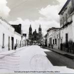 Entrada principal al fondo la parroquia Ocotlán, Jalisco ( Circulada el 10 de Febrero de 1964 ).