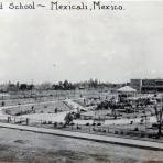 Plaza y escuela.