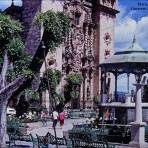 Kiosko del jardin e Iglesia de Taxco, Guerrero 1967.
