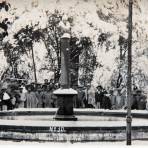 Estatua Hidalgo en el parque de los Cedros con la Nevada acaecida el dia 26 de Enero de 1920.