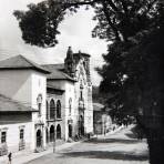 Teatro Calzontzin y biblioteca publica.